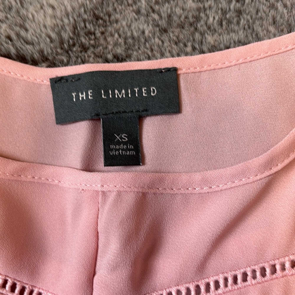 The Limited 🩷 Ruffle Top - Picture 2 of 5